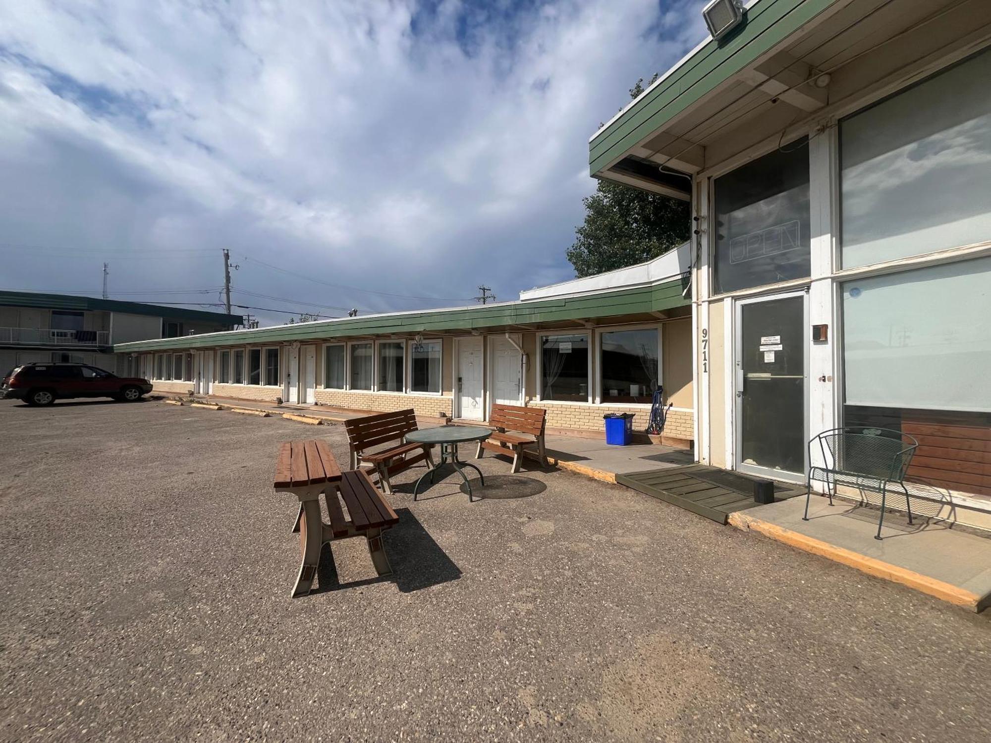 Caravan Motel Fort St. John Exterior photo